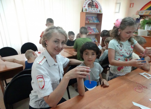 Сотрудники Госавтоинспекции и детской библиотеки провели акцию для юных ачинцев «Урок безопасности»