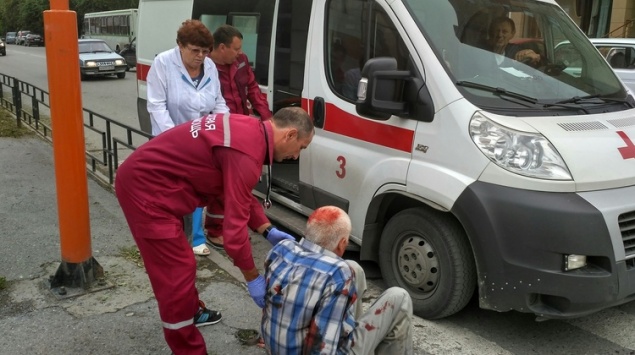 Неравнодушная ачинка спасла лежавшего в крови на тротуаре мужчину