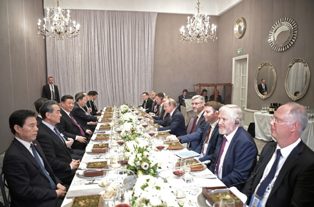 Владимира Путина и Си Цзиньпина в ЮАР угостили антилопой и страусом