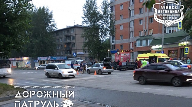 В Ачинске на пешеходном переходе двое детей попали под машину