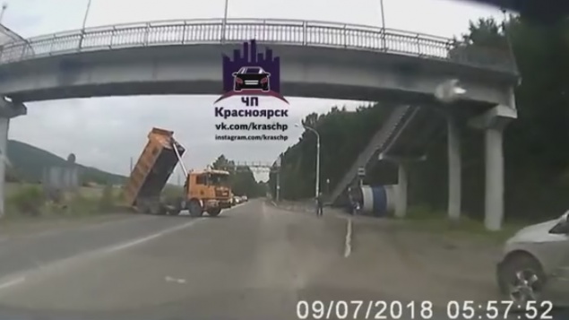Под Красноярском самосвал с поднятым кузовом врезался в пешеходный мост