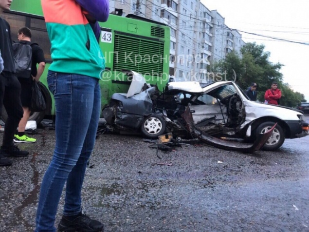 В Красноярске несовершеннолетний на «Рено» вмял «Тойоту» в автобус. Водитель погиб