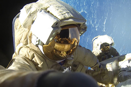 Российские космонавты задержались в открытом космосе