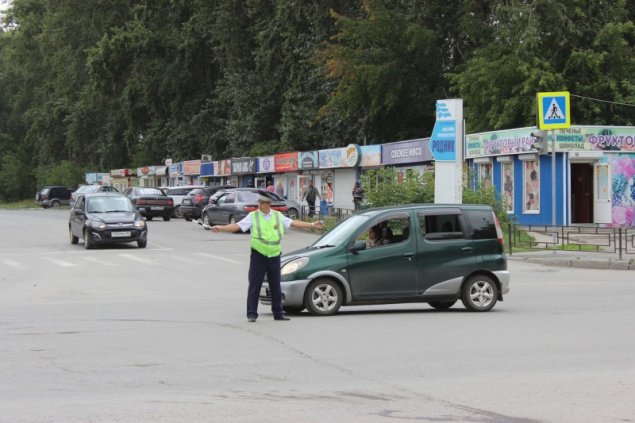 Инспекторы ДПС в Ачинске вручную регулируют движение на перекрестке улиц Мира – Лапенкова
