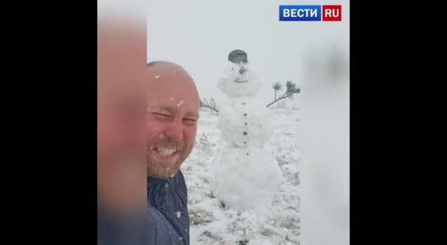 Жители Хакасии лепят снеговиков из первого в этом сезоне снега