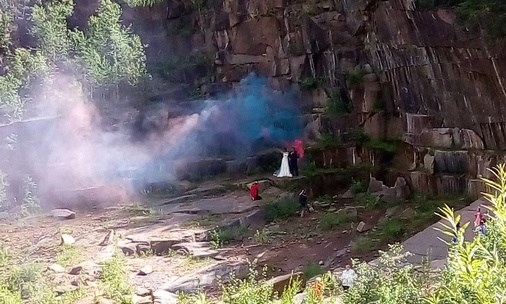 На «Столбах» обещают штрафовать за свадебные фотосессии со «спецэффектами»