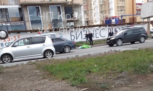 «Просто бросилась под машину»: на улице Авиаторов под колесами Toyota погибла молодая женщина