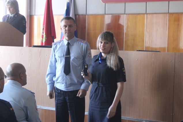 Начальник МО МВД России «Ачинский» Евгений Трофимов вручил сотрудникам полиции очередные специальные офицерские звания