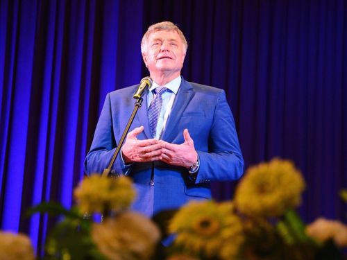 Александр Усс поздравил председателя Ачинского городского Совета депутатов Сергея Никитина