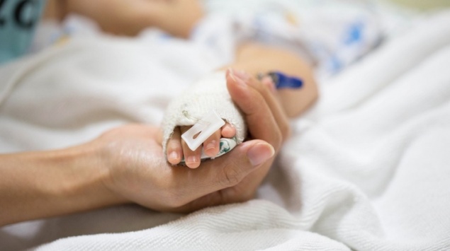 Жестоко избитую в Ачинске матерью 4-х месячную девочку сегодня доставят в Красноярск