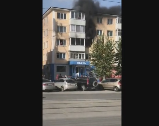 В Ачинске задыхавшийся мужчина собирался выпрыгнуть из горящей квартиры