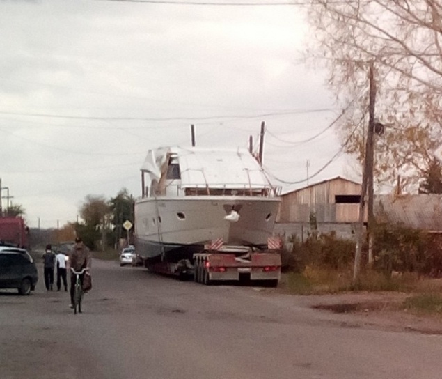 По улицам Назарово раскатывает дорогостоящая яхта