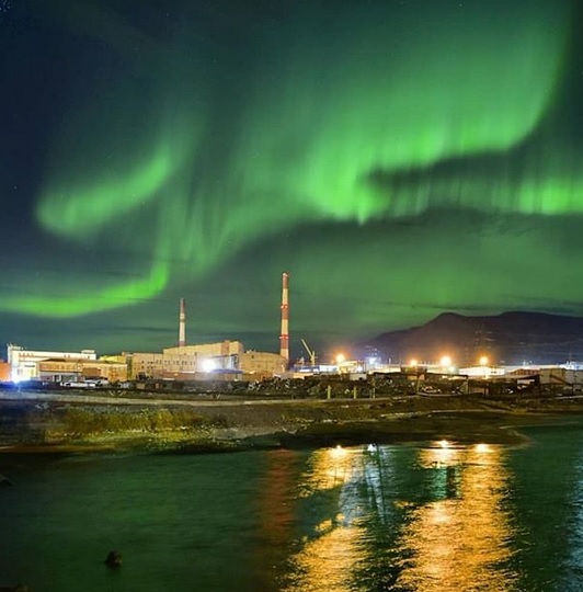 Жители Норильска любуются северным сиянием: небо окрасилось в зеленый цвет