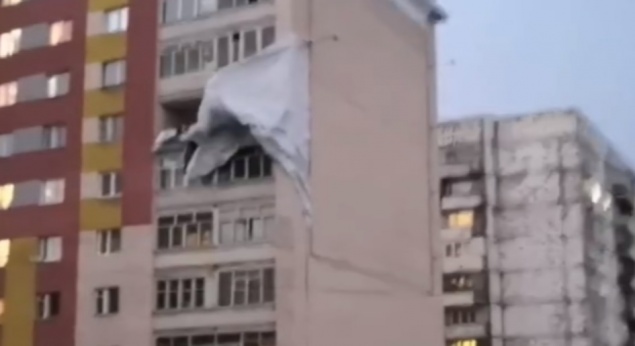 Ураганный ветер обрушился на Норильск и устроил погром в городе. Показываем последствия