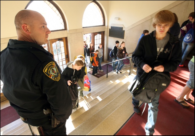 После трагедии в Керчи в красноярских школах массово проверят безопасность