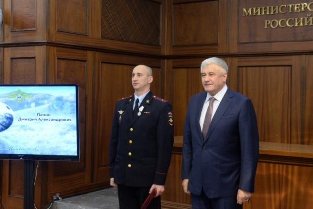 Начальник красноярского спецназа получил медаль от главы МВД за спасение школьницы из тайги