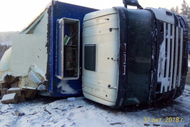 Под Назарово опрокинутая набок фура более 5 часов ждёт помощи