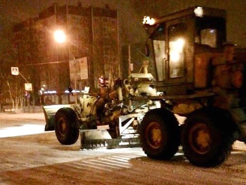 БОРЬБА СО СНЕГОМ: Всю ночь дорожники МУП «Ачинский транспорт» расчищали улицы города от снега