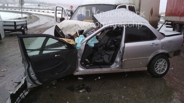 Под Красноярском погиб водитель легковушки при лобовом столкновении с грузовиком