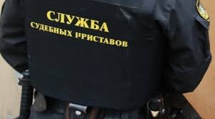 «Ушедшего в тайгу» злостного должника помогла найти дорожка на полу
