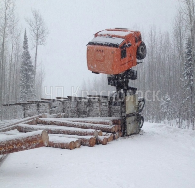 В Красноярском крае на трассе перевернулся груженый лесовоз