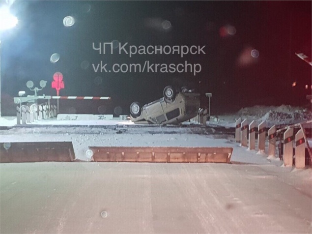 В Рыбинском районе водитель бросил перевернутую «Ниву» на железнодорожных путях и сбежал