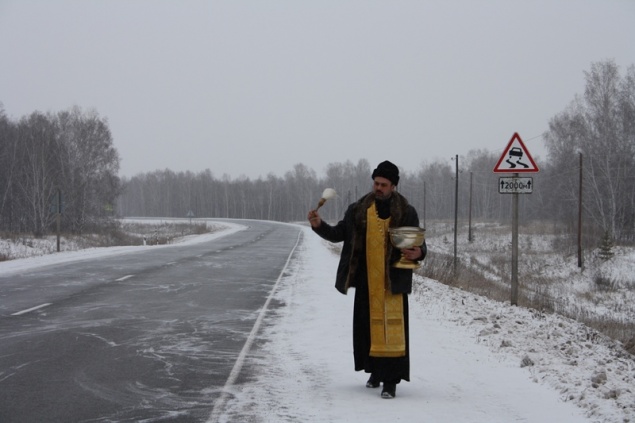 Опасный участок красноярской трассы освятил настоятель храма