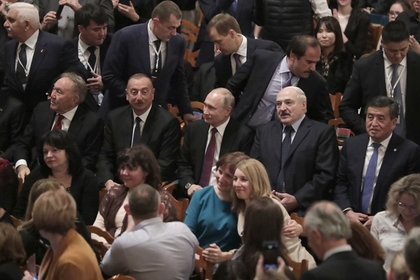 Путин сходил на балет «Щелкунчик» и получил подарок