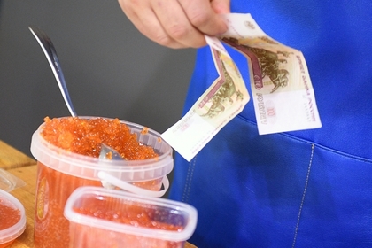 Россиянам рассказали о подешевевшей вдвое красной икре