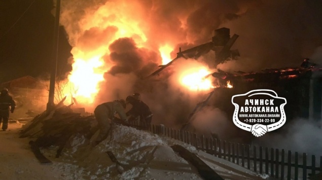 В Ачинске рано утром полностью сгорел частный жилой дом