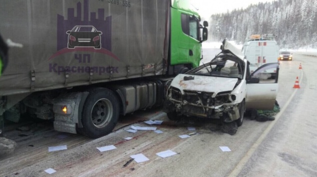 Двое мужчин погибли под фурой у Балахты: Ipsum отлетел от отбойника