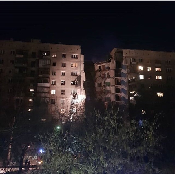 В Магнитогорске от взрыва обрушился подъезд жилого дома, погибли два человека