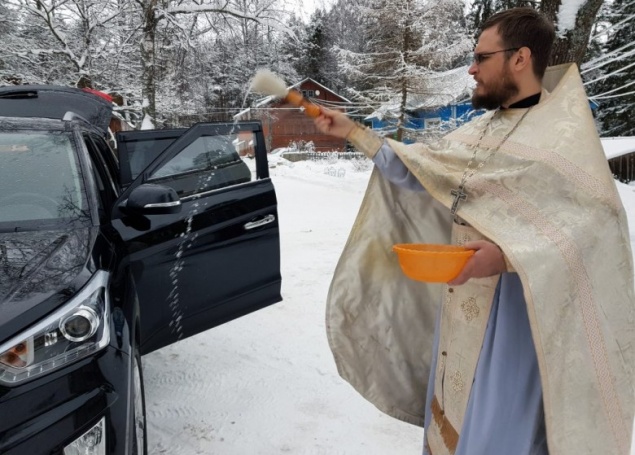 Зачем автовладельцы освящают свои машины?