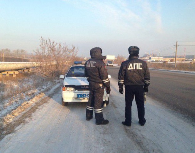 Экипаж большегруза едва не замерз на краевой трассе из-за опустевшего бензобака