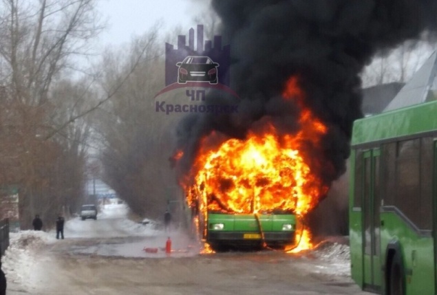 В Красноярске на конечной остановке загорелся пассажирский автобус