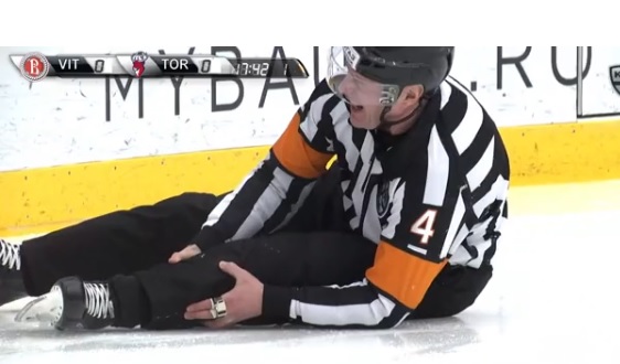 Российский хоккеист сломал арбитру ногу в двух местах