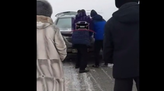 Загоревшийся на трассе под Красноярском кроссовер закидывали снегом и рубили топором