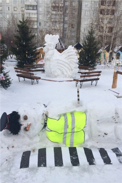 На юге Красноярского края школьники вручную соорудили 4,5-метрового снеговика