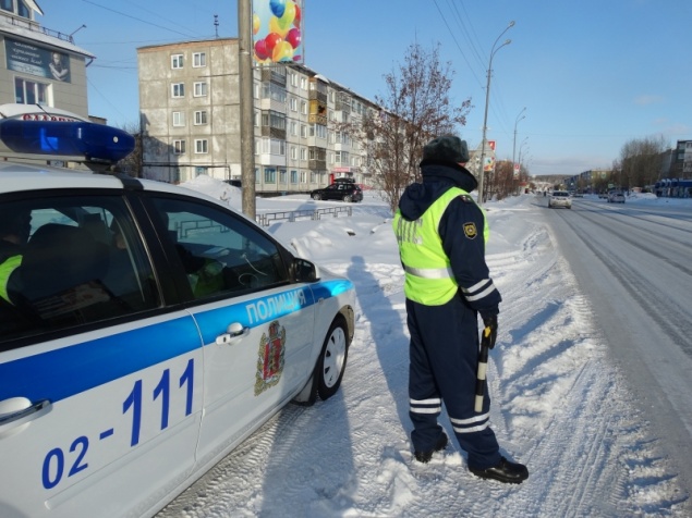 Ачинские автоинспекторы в связи с аномальными морозами согревали водителей имбирными конфетами