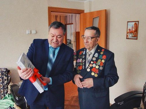 14 февраля - Международный день дарения книг: Глава Ачинска лично поддержал акцию «Книгодарения» и подарил фронтовикам альбомы под грифом «Совершенно секретно»