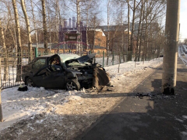 В Красноярске водитель протаранил столб и погиб