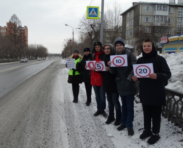 "Живые знаки" призвали ачинских водителей соблюдать скоростной режим на пешеходном переходе
