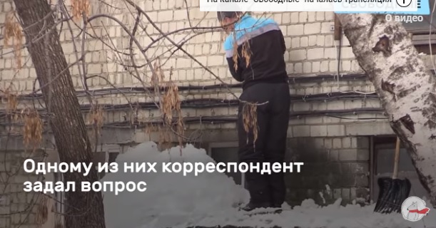 Российский коммунальщик побил лопатой журналиста за неудобные вопросы