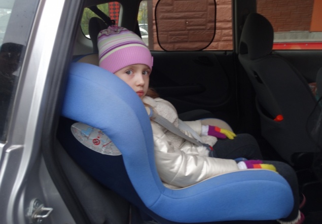 Госавтоинспекторы в Ачинске призывают водителей строго соблюдать правила перевозки юных пассажиров