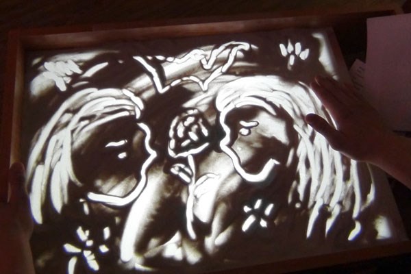 В Красноярском крае заключенных подростков избавляют от агрессии рисованием сказок песком