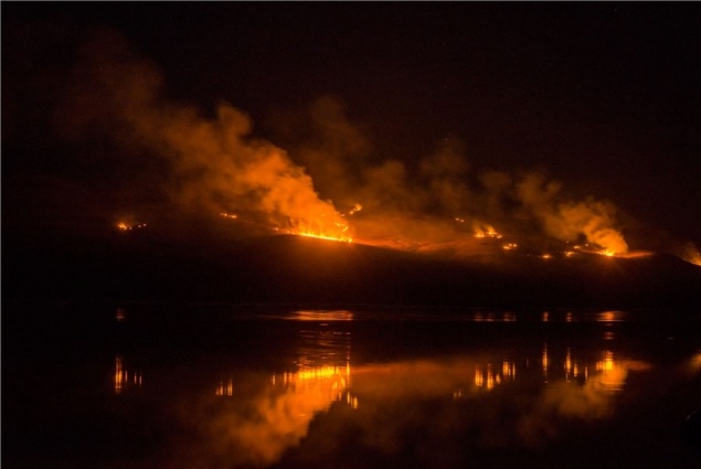 Жителей Абакана напугало огненное зарево на границе с Красноярским краем. Пожар никто не тушил