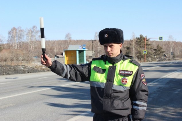 В Ачинске инспекторы ДПС напомнили водителям о недопустимости лихачества