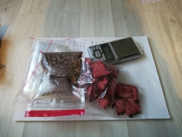 В Ачинске транспортные полицейские задержали студентку, подозреваемую в распространении синтетических наркотиков