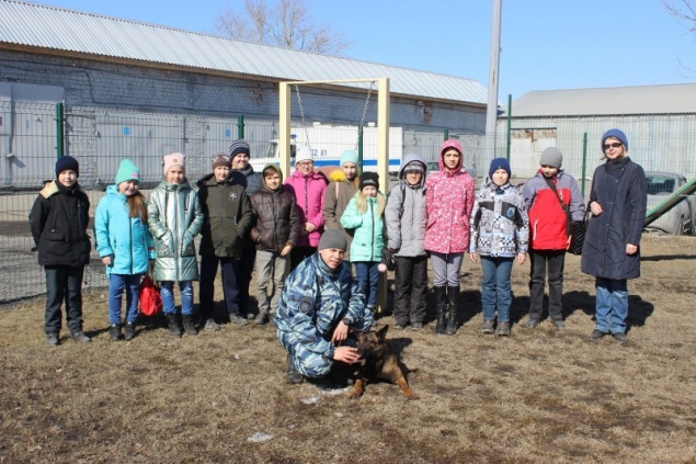 Ачинские школьники проводят каникулы с полицейскими