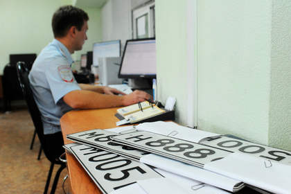 Гаишников передумали отстранять от выдачи госномеров